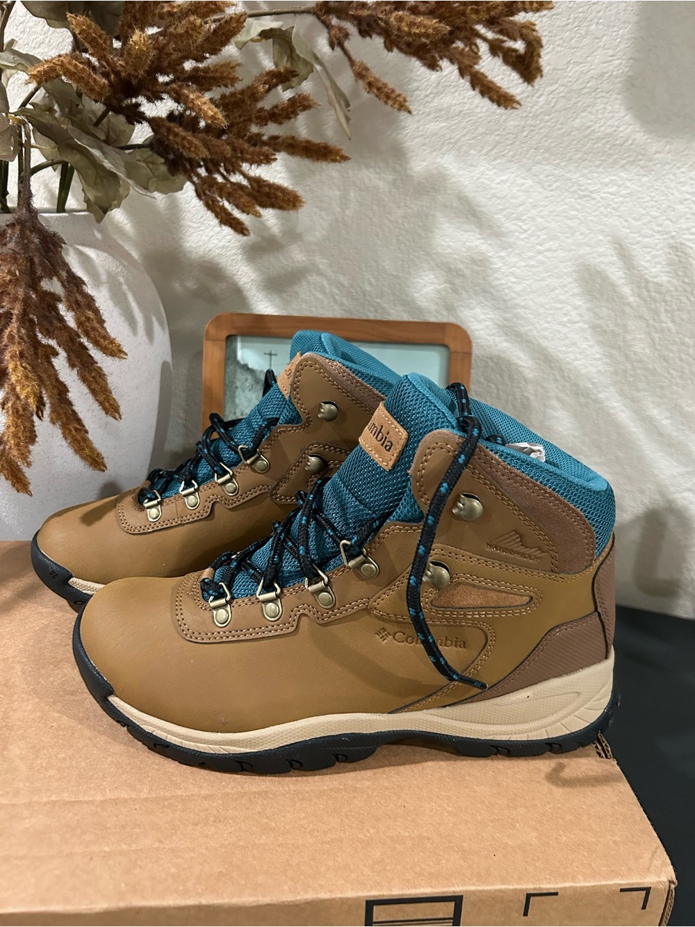 Women’s Columbia Tan and Teal Waterproof Hiking Boots NWT/box